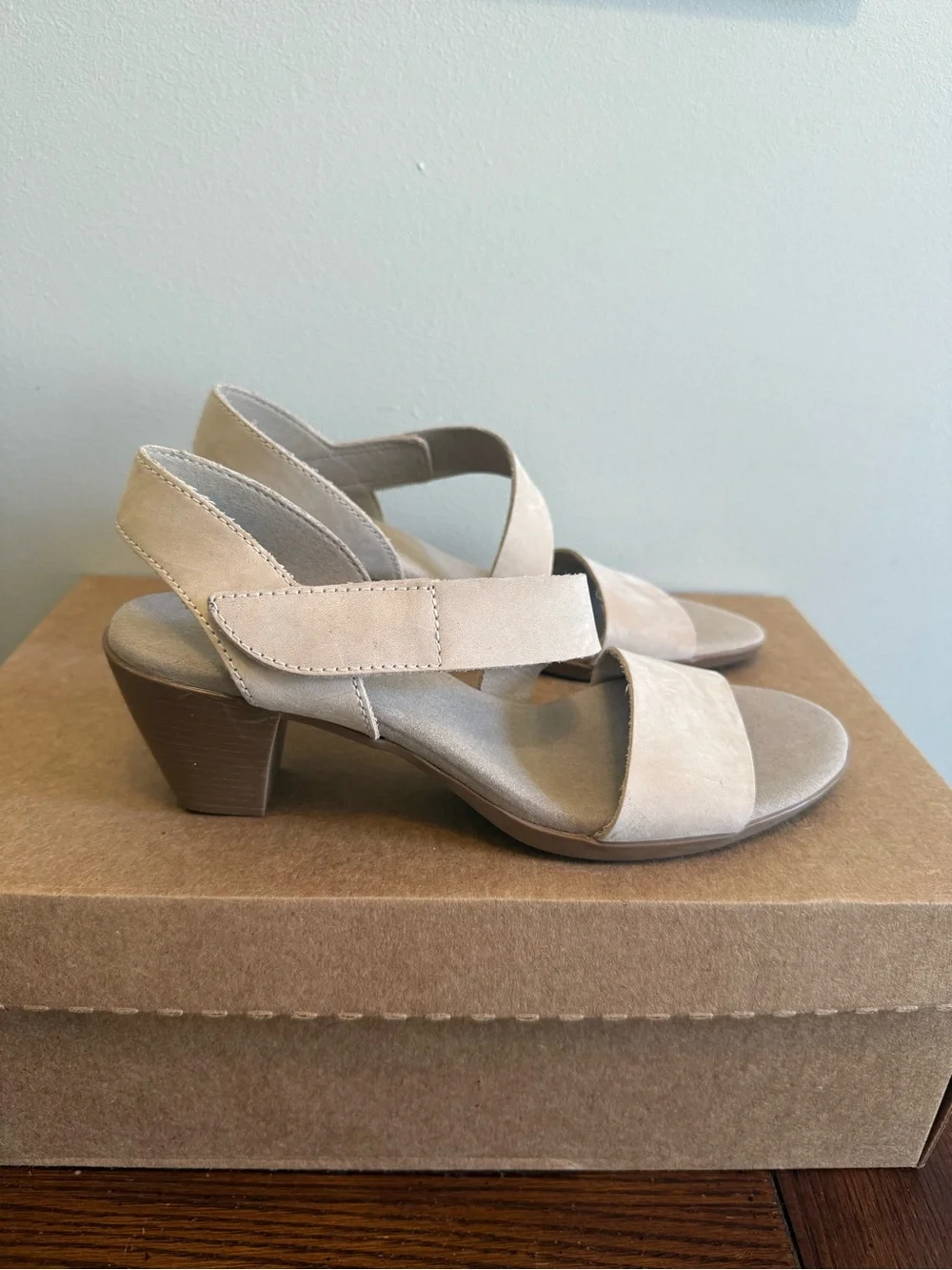 Munro Lucia Neutral Suede Block Heel Sandals 7.5 NEW